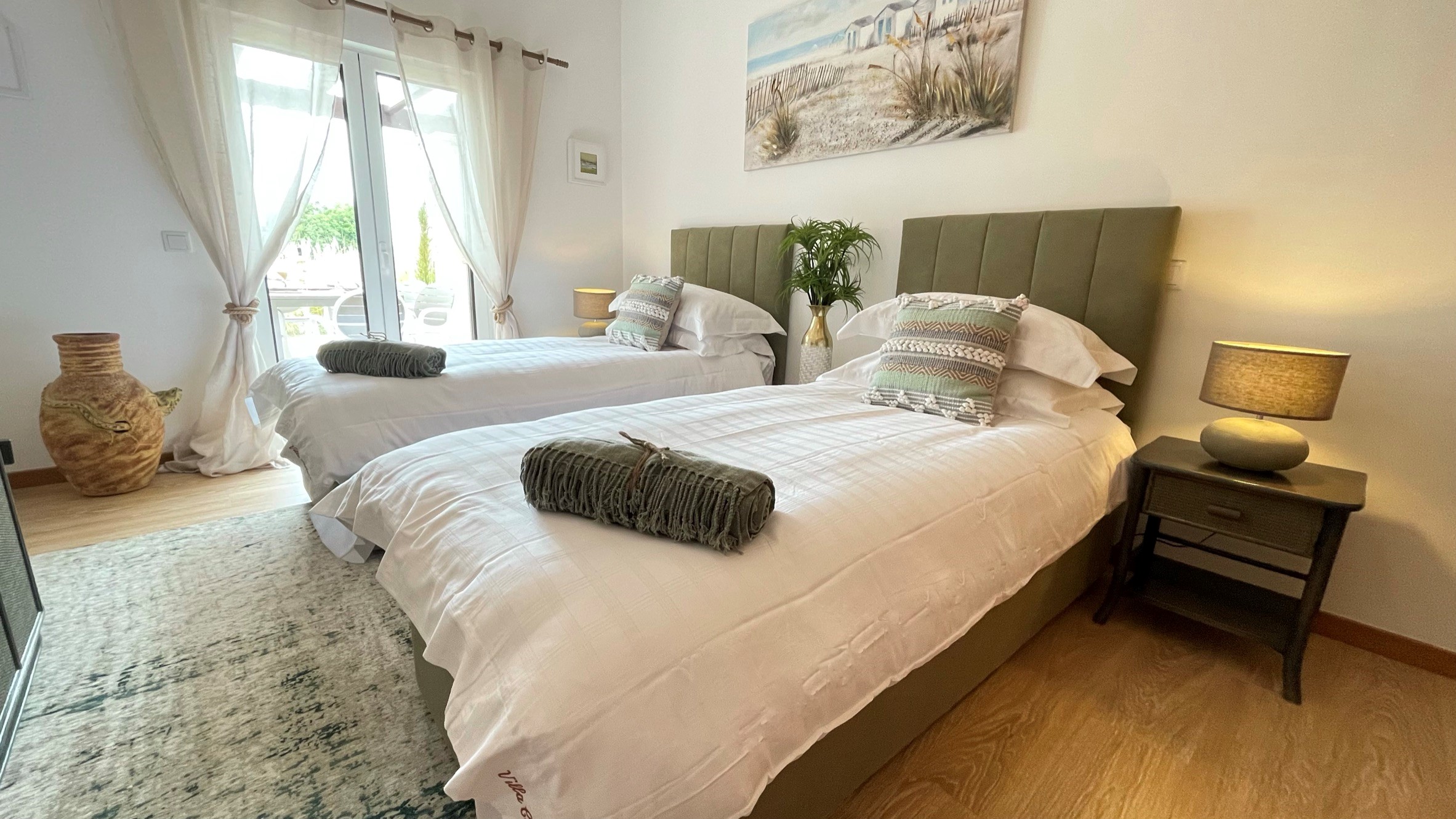 villa Cascata green bedroom